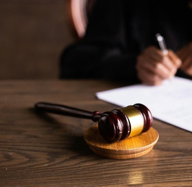 anwalt-2_medium_qCRzgEnvIj