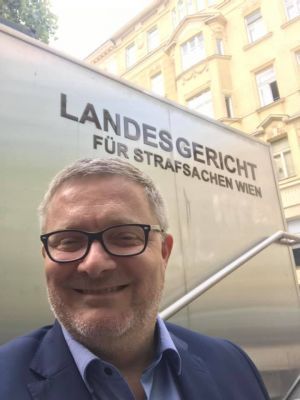 Roland Friis vor dem Landesgericht